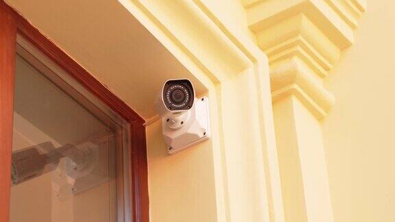 监控摄像头为大楼的安全和安保安装在窗户上