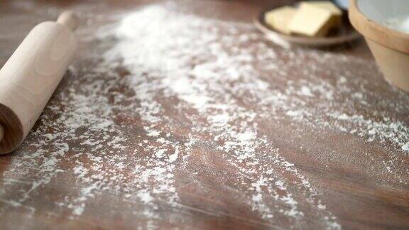 将面粉筛到切菜板上准备蛋糕糊超级慢动作