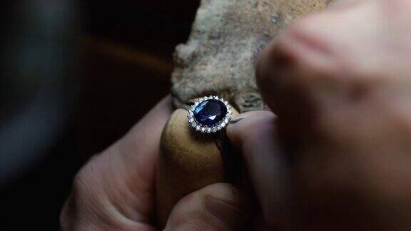 手工珠宝制作工艺珠宝商制作和清洁珠宝烈火能使金变硬打磨和抛光一个金戒指