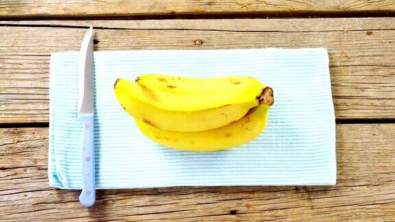 餐巾上的香蕉和小刀