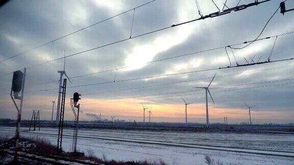 从火车经过风车在日落慢镜头4k