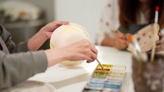 4K亚洲妇女喜欢在陶艺工作室自制陶碗
