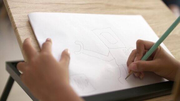一个小男孩在纸上画画