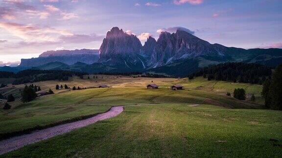 从黎明到白天的景观时间流逝在SeiseralmDolomites