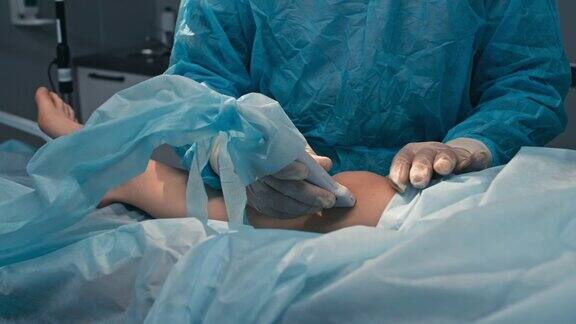 外科医生做膝关节超声检查
