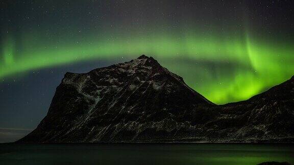 时光流逝:山上的北极光