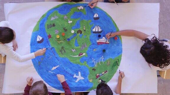 孩子们画着世界壁画