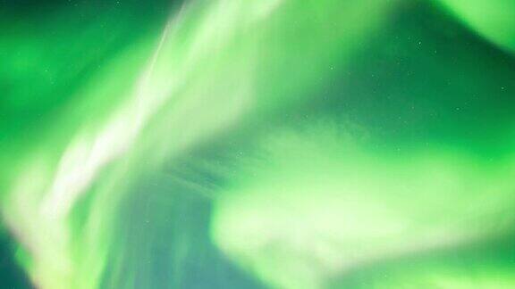 冰岛夜空中的北极光(极光)或北极光