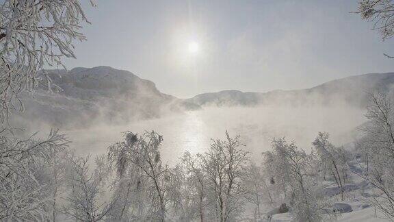 风吹雪穿过挪威的乡村