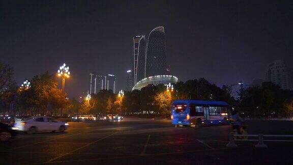 夜深人静的时候照亮了成都市区的交通街道全景4k中国