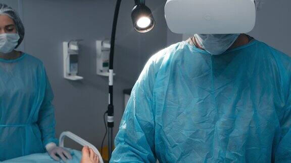 医生在手术前使用VR耳机