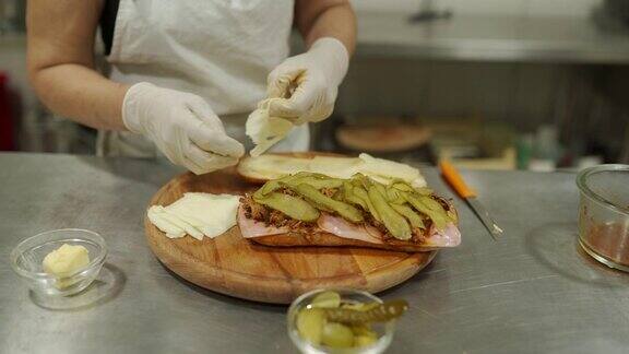 厨师在商业厨房制作美味的三明治