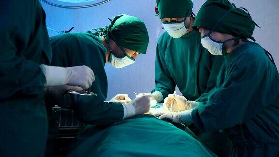 亚洲同事医疗团队在手术室医院背景下进行外科手术