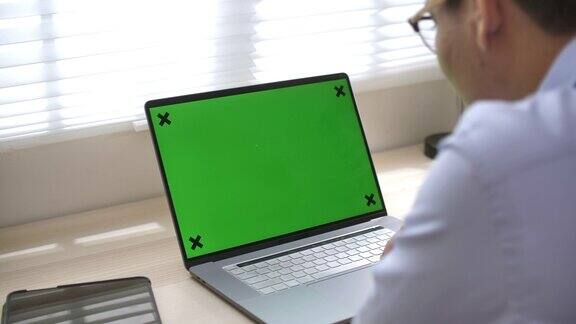 用绿屏笔记本电脑的人