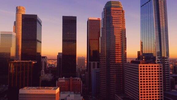 4K无人机日落时洛杉矶市中心的视频作为稳固的镜头