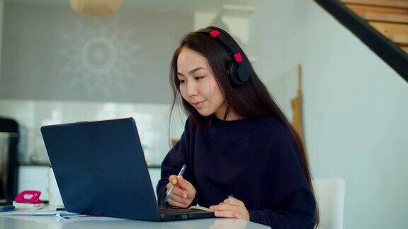 亚洲学生听在线免费音频课程
