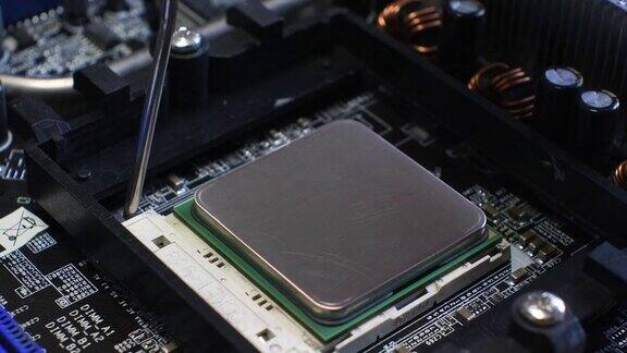 技术人员将CPU微处理器插入主板插座4K超高清高清