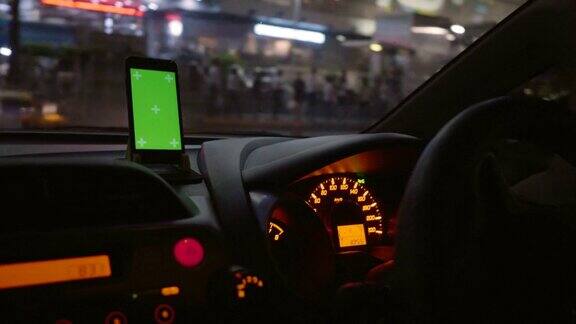 城市生活方式:在汽车上使用智能手机