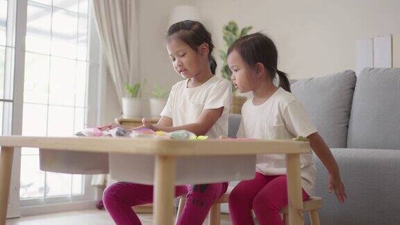 儿童发展活动小女孩在家里玩粘土