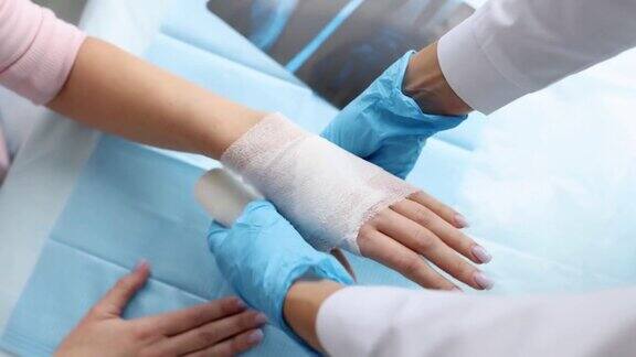 创伤学家为病人疼痛的手臂包扎