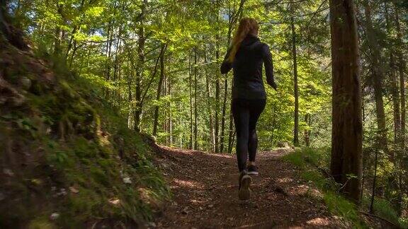 年轻女子在树林里奔跑