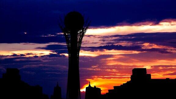 在哈萨克斯坦首都阿斯塔纳美丽的日落上Bayterek塔的剪影