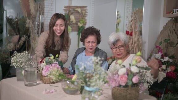 亚洲华人高级妇女学习插花从女花店花店