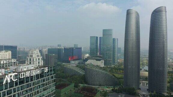 白天飞行飞越成都市区著名的金融中心交通街道空中全景4k中国