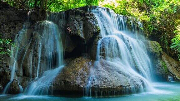 美丽的瀑布特写泰国的怀美卡明瀑布时间流逝的视频