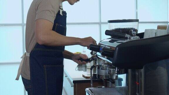 咖啡师新鲜的咖啡杯和品尝检查不同的烘焙和咖啡豆