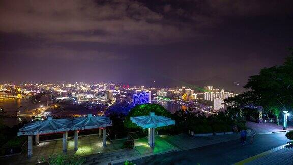夜晚的时间照明三亚著名的公园顶部城市景观全景4k时间推移海南岛中国