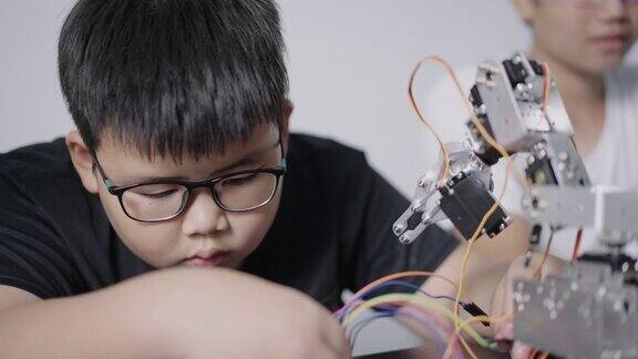 男孩建造和学习机器人STEM编程软件和修理