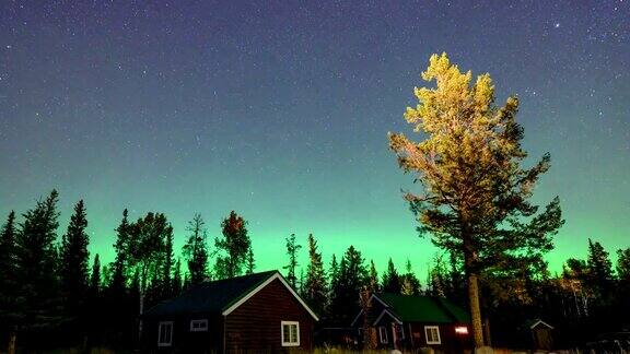 北极光加拿大贾斯帕国家公园木屋上的北极光