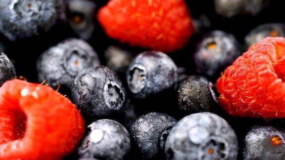 新鲜蓝莓和树莓微距盘