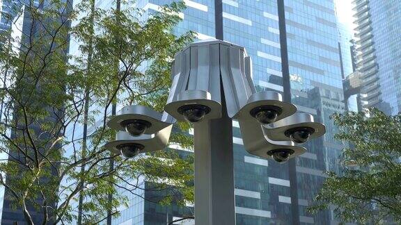政府监视监视公民概念-许多闭路电视摄像机监视人们