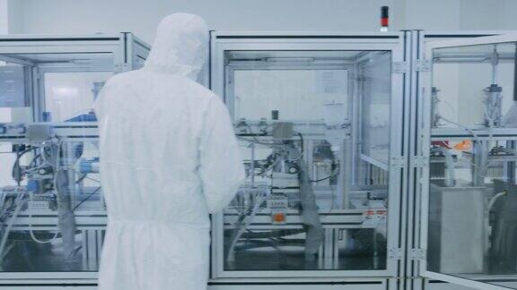 制造实验室的科学家在保护工作服与工业高精度3D打印机械工作制造制药技术工业产品滑翔