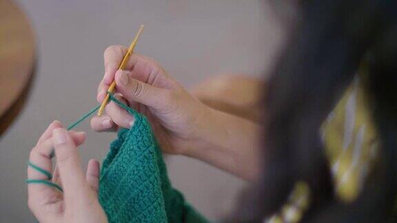 年轻女子在家钩针编织