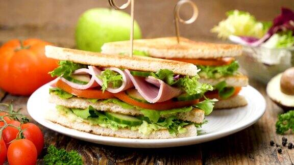 烤面包片配火腿和蔬菜-三明治