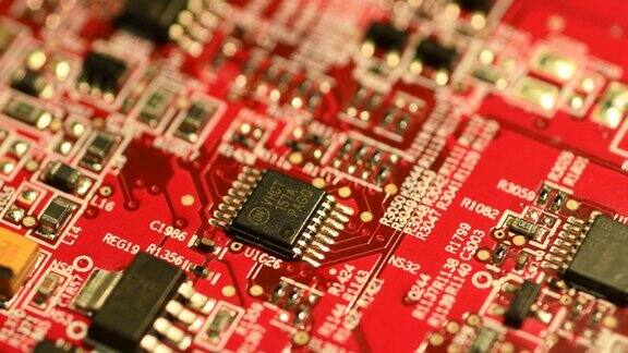 电子线路板转动红色印刷电子板的宏观细节与元件