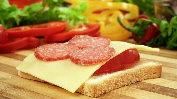 用番茄、火腿、蝴蝶结、奶酪和沙拉制作三明治的定格视频