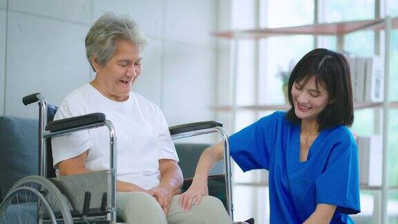 护士在医院照顾老年妇女