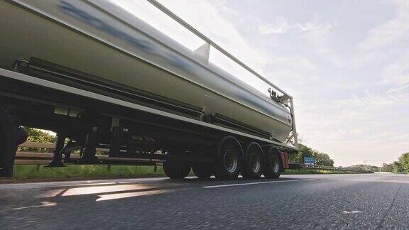 载货卡车与燃料柴油货物拖车行驶在高速公路上白色卡车在清晨运送货物