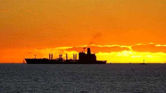 在4k慢镜头的夕阳下一艘集装箱货轮在海上航行
