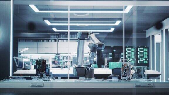 建立镜头:现代高科技机械臂拿起和移动微芯片在研发工厂工作的机械手后台是服务器机架静态的画面