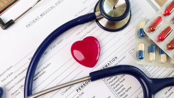 心脏和听诊器放在病人病史表上