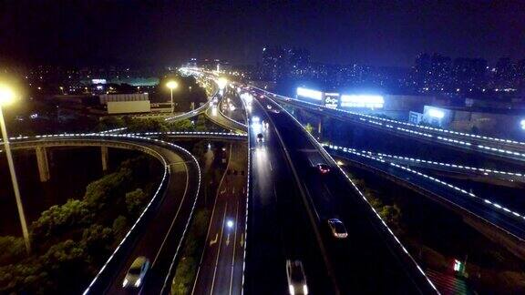 在现代城市的中城的道路交汇处的夜晚