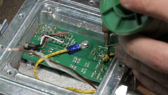 技术员制造电子部分电路板烙铁