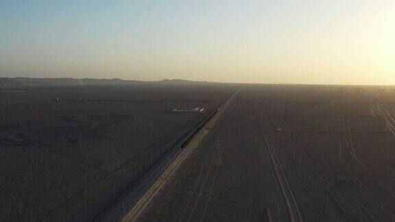 沙漠铁路和货运列车鸟瞰图