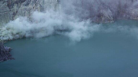 硫磺烟雾在火山湖卡瓦伊真火山印度尼西亚