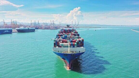航拍集装箱货轮前视图用于商业物流、进出口、海运或运输